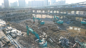 大規模な建物解体現場：複数台の重機が連携して稼働する工事全体の様子