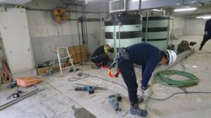 屋内でのコンクリートハツリ・部分解体工事：プロの職人による繊細な手壊し作業
