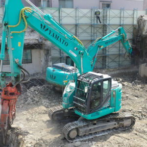 解体工事で活躍する油圧ショベル（重機）：コンクリート破砕アタッチメントの作業風景