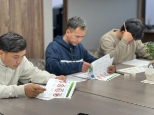 労働災害ゼロを目指す解体工事の安全教育：マニュアル確認とインドネシア技能実習生のスタッフ研修の様子