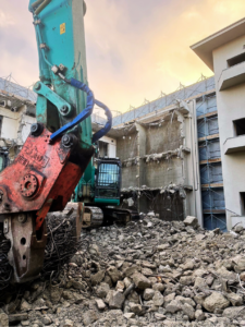 建物解体工事：大型重機とアタッチメントによる躯体破砕作業風景