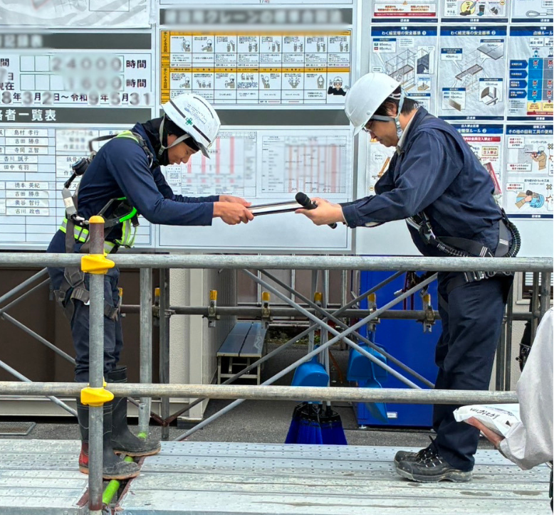 日頃からの徹底した安全管理と高品質な解体工事が評価され、現場で表彰を受けた株式会社大和の安全第一の施工実績風景